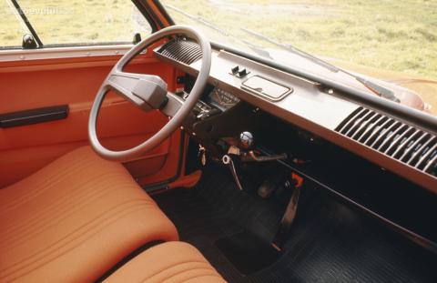 dyane_6_1974_interieur.jpg